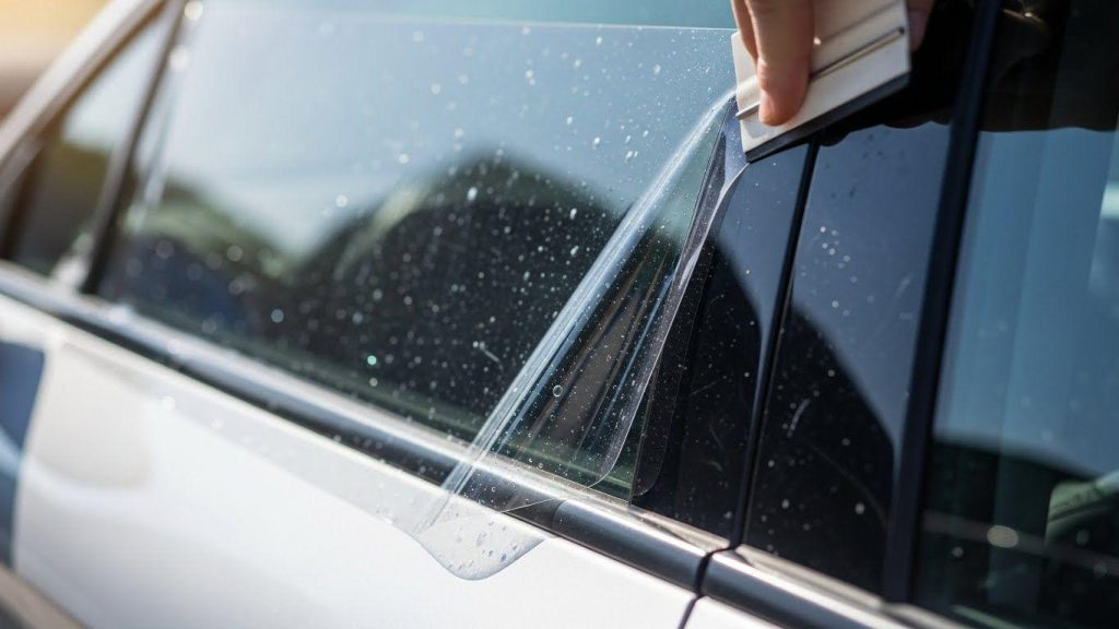 kak vybrat i ustanovit plenku na steklo avtomobilya 1