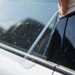 kak vybrat i ustanovit plenku na steklo avtomobilya 1