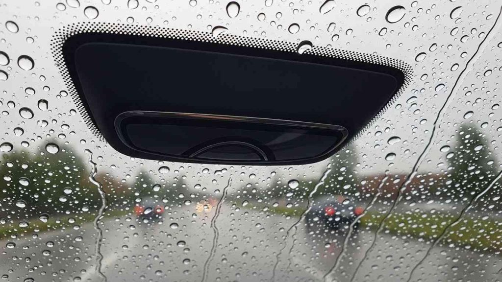 preimuschestva avtostekol s datchikami dozhdya 1